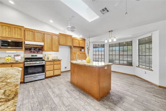 7854 Oak hills Rd, Oak Hills, CA 92344