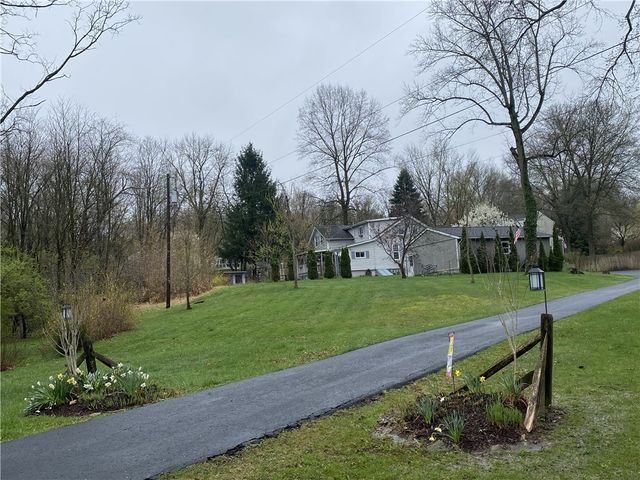 2369 Harrow Rd, Upper St Clair, PA 15241