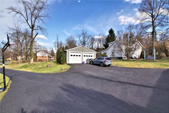 2369 Harrow Rd, Upper St Clair, PA 15241