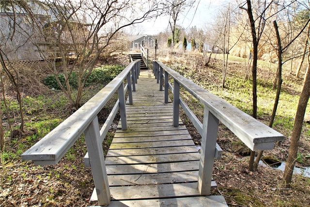 2369 Harrow Rd, Upper St Clair, PA 15241