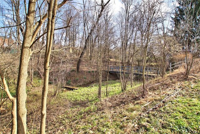 2369 Harrow Rd, Upper St Clair, PA 15241