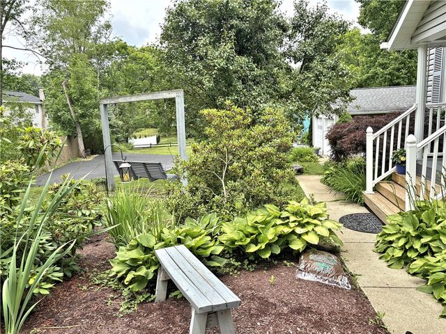 2369 Harrow Rd, Upper St Clair, PA 15241