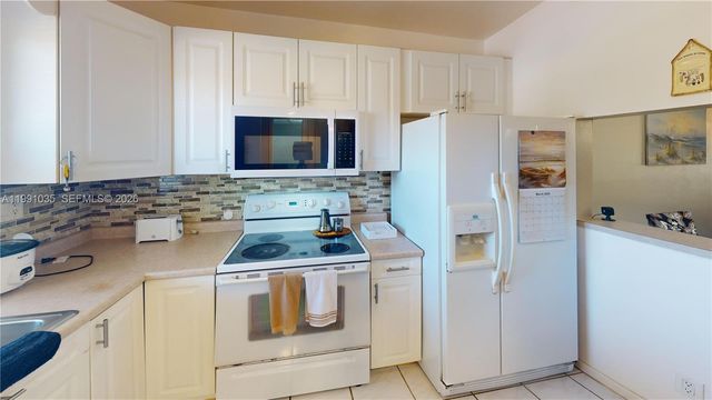 9800 Sunrise Lakes Boulevard 208, Sunrise, FL 33322
