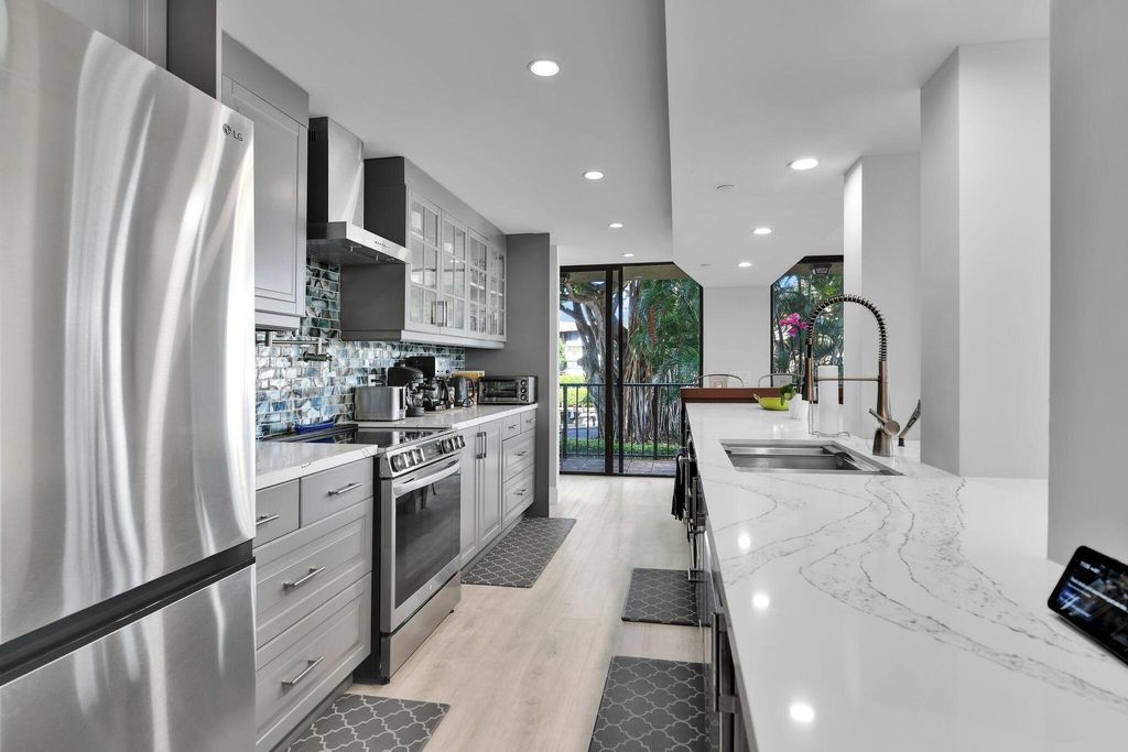 859 Jeffery St 202, Boca Raton, FL 33487