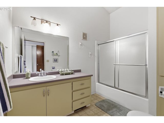1135 Sw FELLOWS St, Mc Minnville, OR 97128