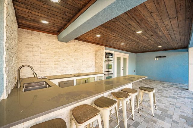 6814 N GLEN AVENUE, Tampa, FL 33614