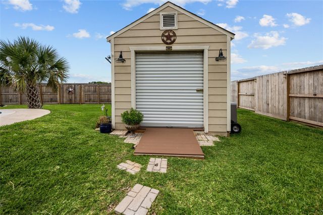 9723 Suffolk Downs Drive, Mont Belvieu, TX 77523