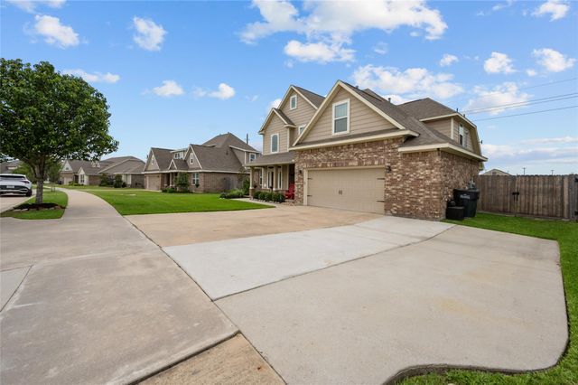 9723 Suffolk Downs Drive, Mont Belvieu, TX 77523