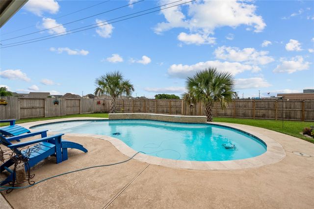 9723 Suffolk Downs Drive, Mont Belvieu, TX 77523