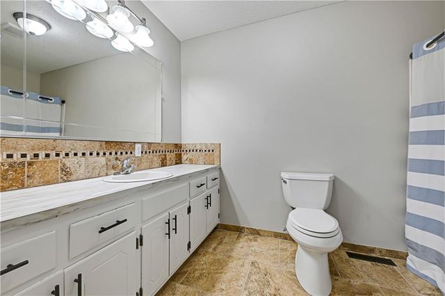 636 Linda Lane, Bonner Springs, KS 66012