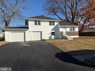 13 CENTER CIR, Wilmington, DE 19808
