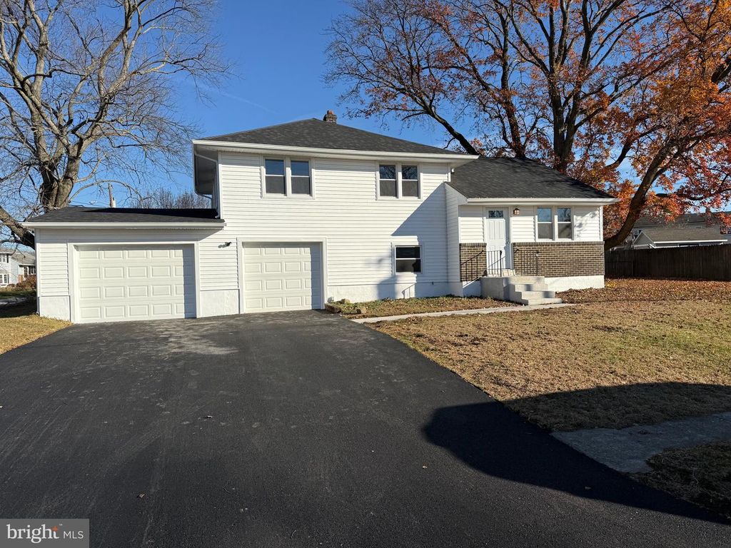 13 CENTER CIR, Wilmington, DE 19808