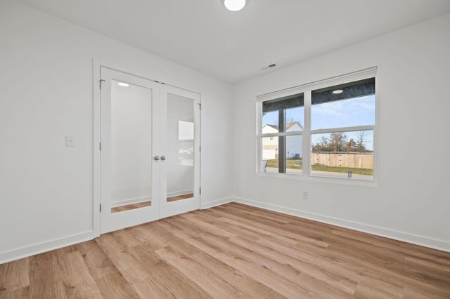 1122 E Plum Creek Road, Nixa, MO 65714