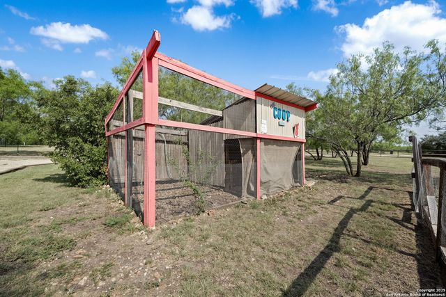 438 County Road 367, Hondo, TX 78861