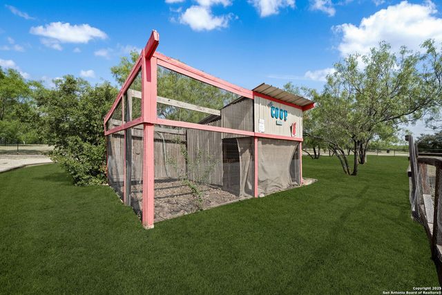 438 County Road 367, Hondo, TX 78861