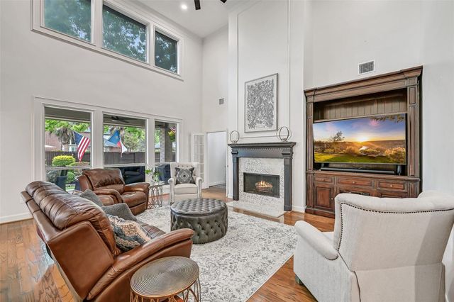 609 Forest Bend Lane, Friendswood, TX 77546