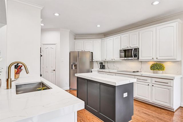 609 Forest Bend Lane, Friendswood, TX 77546