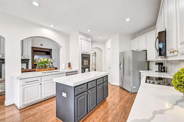 609 Forest Bend Lane, Friendswood, TX 77546