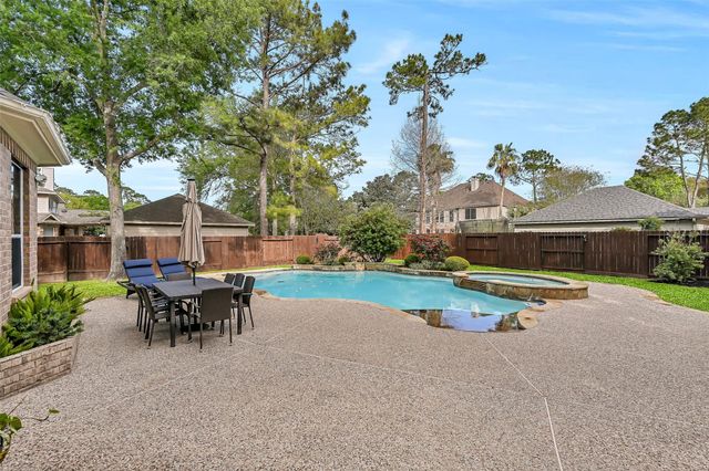 609 Forest Bend Lane, Friendswood, TX 77546