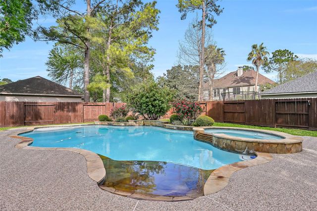 609 Forest Bend Lane, Friendswood, TX 77546