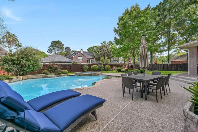 609 Forest Bend Lane, Friendswood, TX 77546