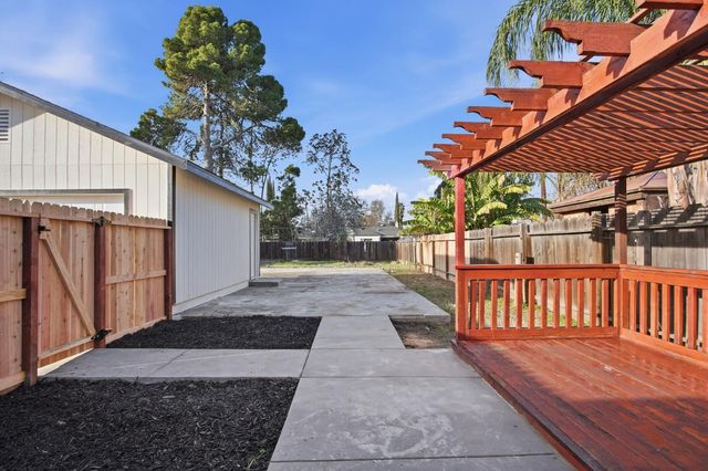 2009 W Willow St, Stockton, CA 95203