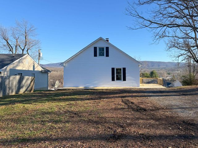 909 GRAYSON AVE, Waynesboro, VA 22980