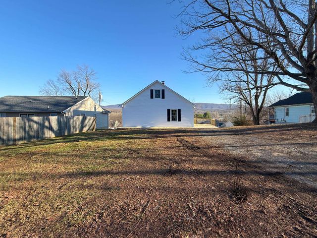 909 GRAYSON AVE, Waynesboro, VA 22980