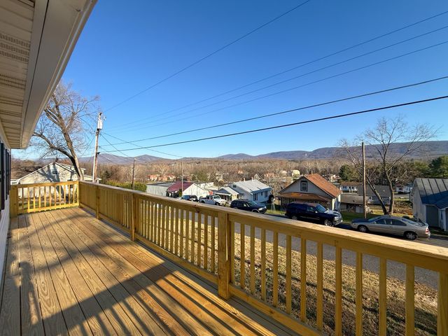 909 GRAYSON AVE, Waynesboro, VA 22980