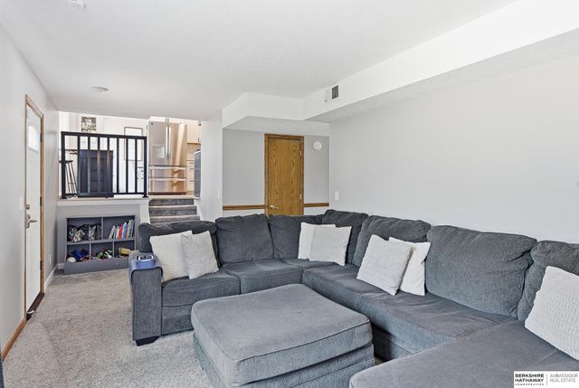10718 V Street, Omaha, NE 68127