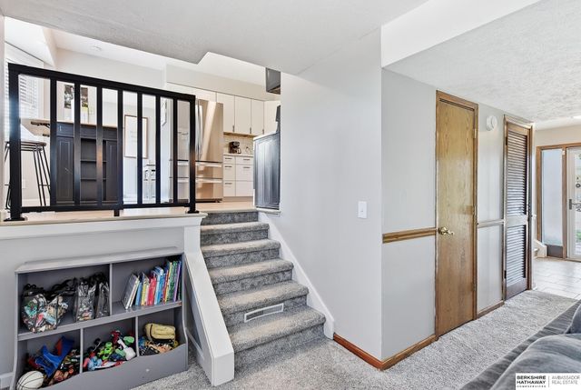 10718 V Street, Omaha, NE 68127