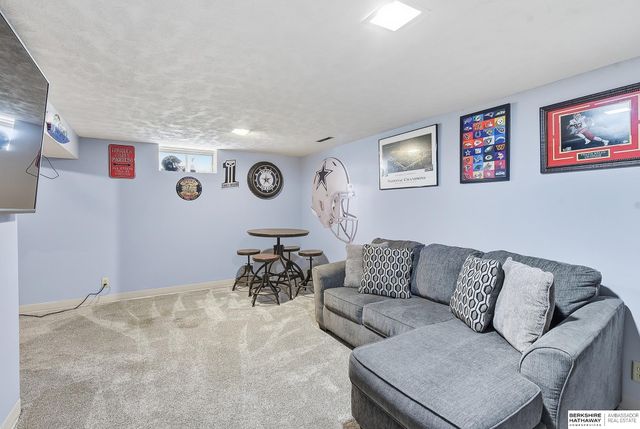 10718 V Street, Omaha, NE 68127