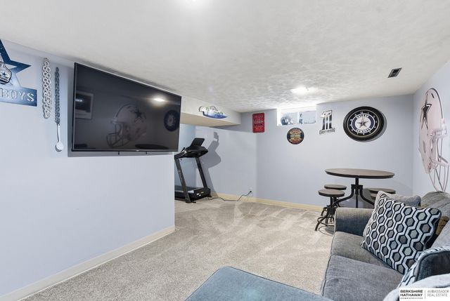 10718 V Street, Omaha, NE 68127