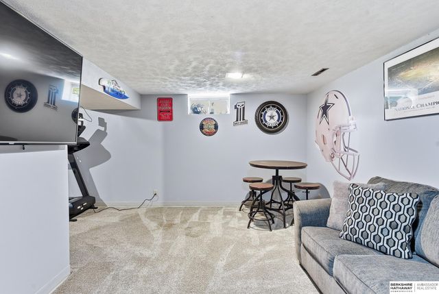 10718 V Street, Omaha, NE 68127