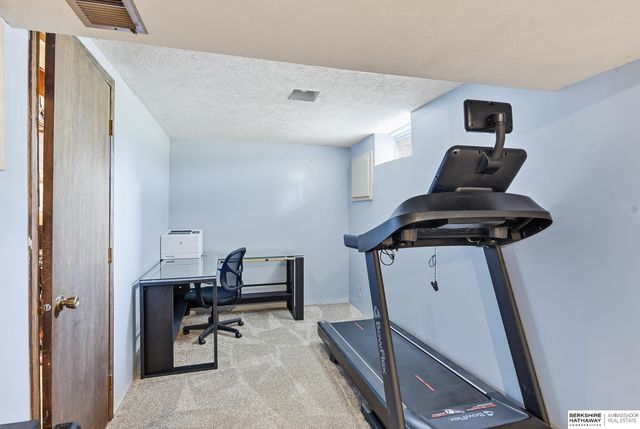 10718 V Street, Omaha, NE 68127