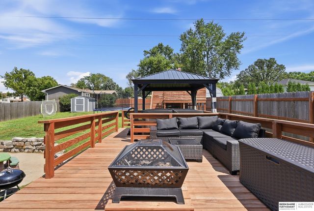 10718 V Street, Omaha, NE 68127