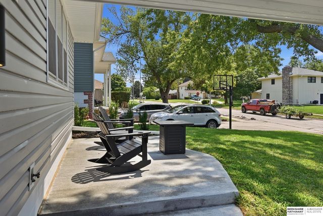 10718 V Street, Omaha, NE 68127