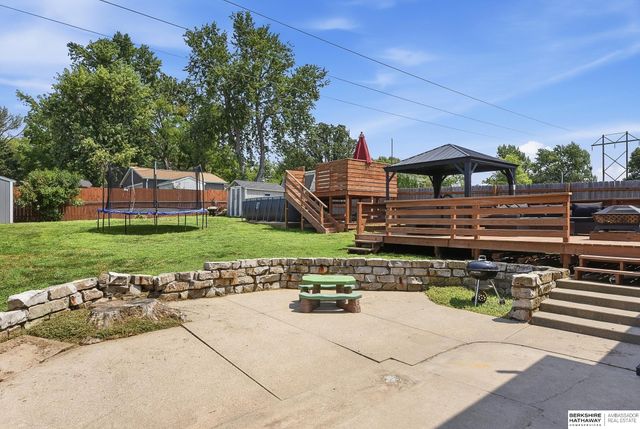 10718 V Street, Omaha, NE 68127