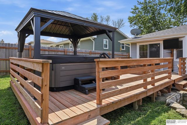 10718 V Street, Omaha, NE 68127