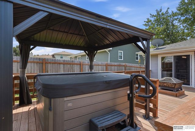 10718 V Street, Omaha, NE 68127