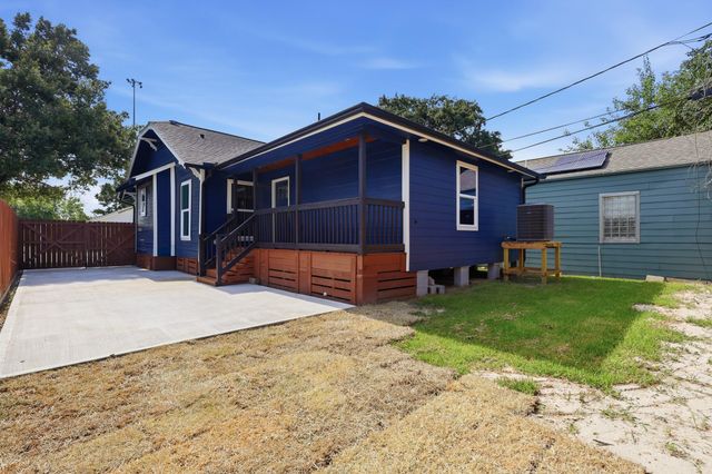 105 Opal Court, Houston, TX 77009