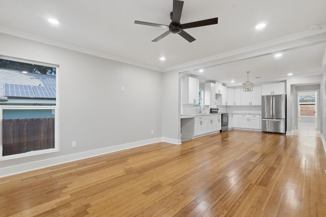 105 Opal Court, Houston, TX 77009
