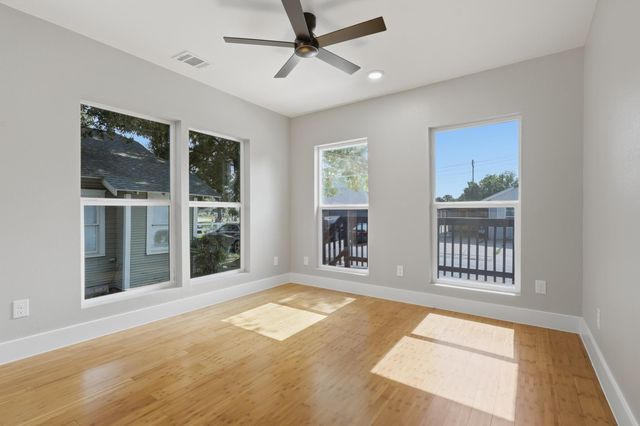 105 Opal Court, Houston, TX 77009