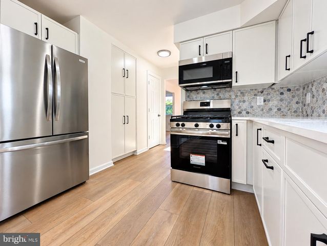 302 S CHESTER AVE, Delran, NJ 08075