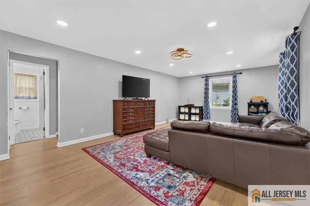 65 Hollywood Avenue, Metuchen, NJ 08840