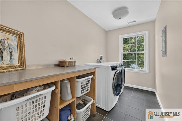 65 Hollywood Avenue, Metuchen, NJ 08840
