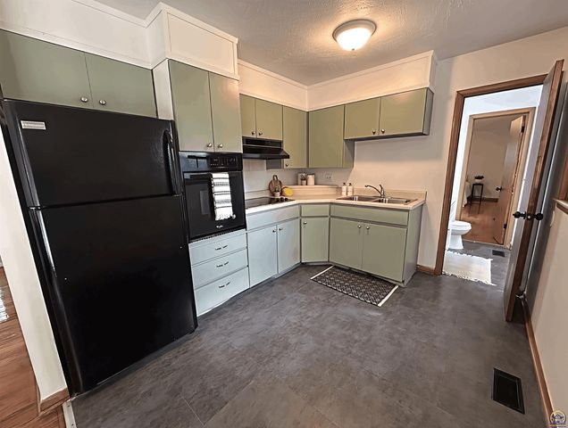 3021 SW Westwood DR, Topeka, KS 66614