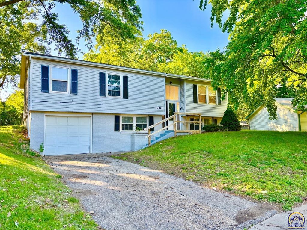 3021 SW Westwood DR, Topeka, KS 66614