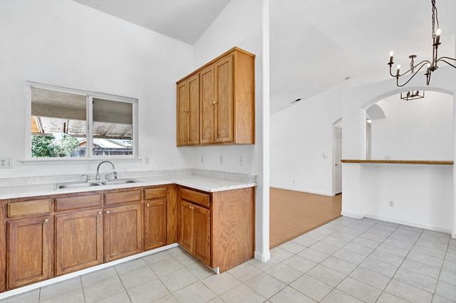 1035 La Perla Ln, Madera, CA 93638