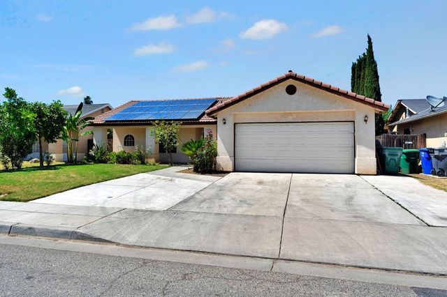 1035 La Perla Ln, Madera, CA 93638